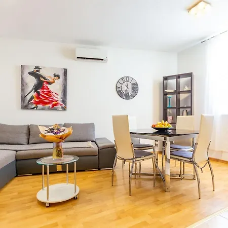 Apartment Vale With Balcony Zadar